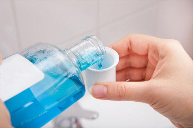 Hasil gambar untuk Kumur denganÂ Mouthwash